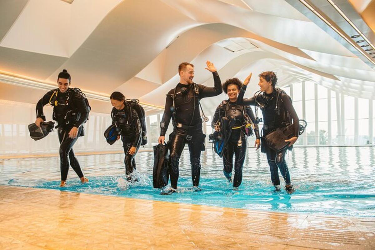 um grupo de homens em trajes de mergulho em uma piscina