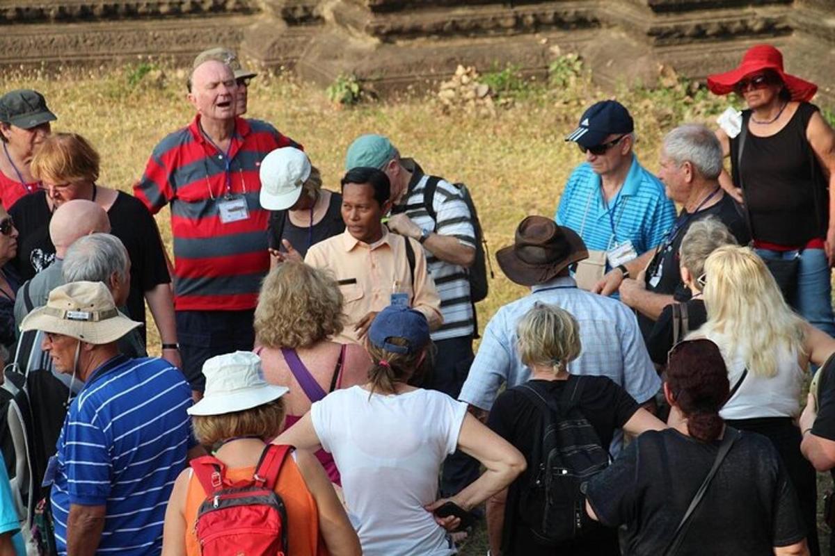 un gruppo di persone in piedi in mezzo alla folla