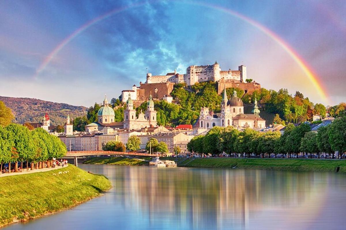 město s duhou nad řekou a hradem