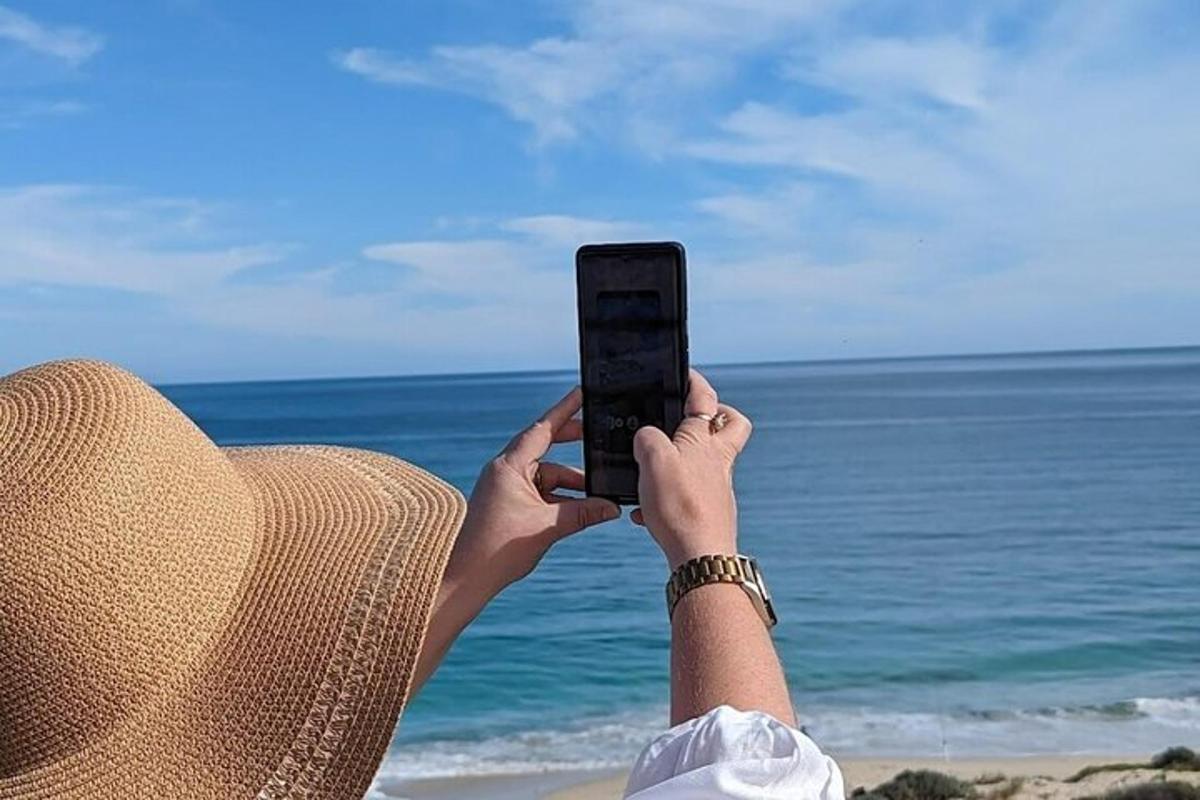 inimene pildistab mobiiltelefoniga ookeani
