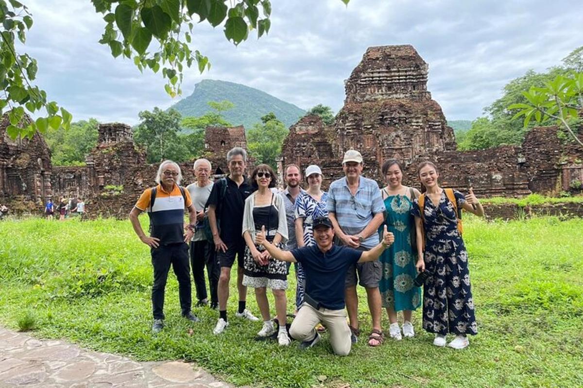 un gruppo di persone in posa per una foto davanti a un tempio
