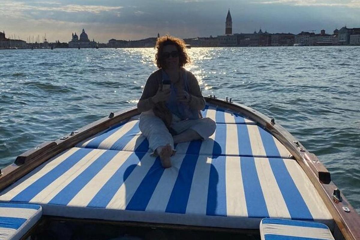 uma mulher sentada em um barco na água