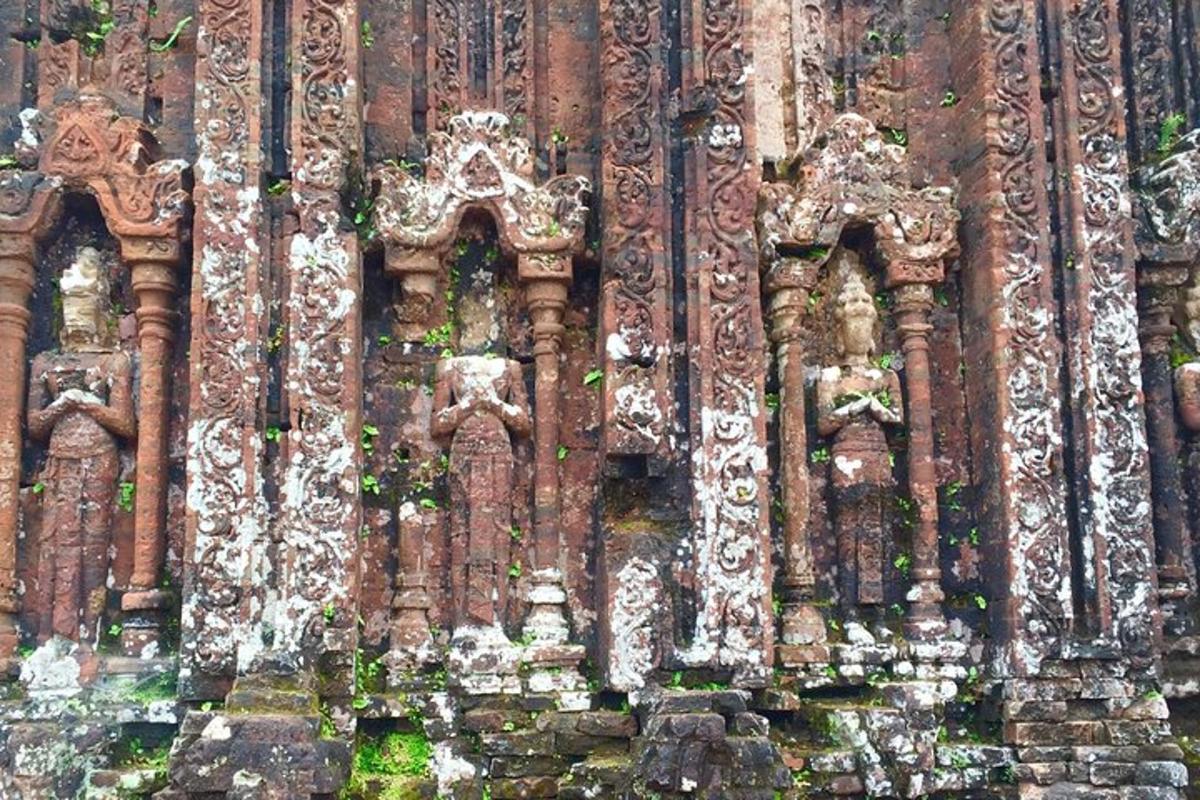 un edifici antic amb un munt de dissenys