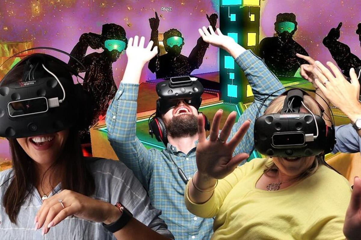 skupina lidí s brýlemi pro virtuální realitu