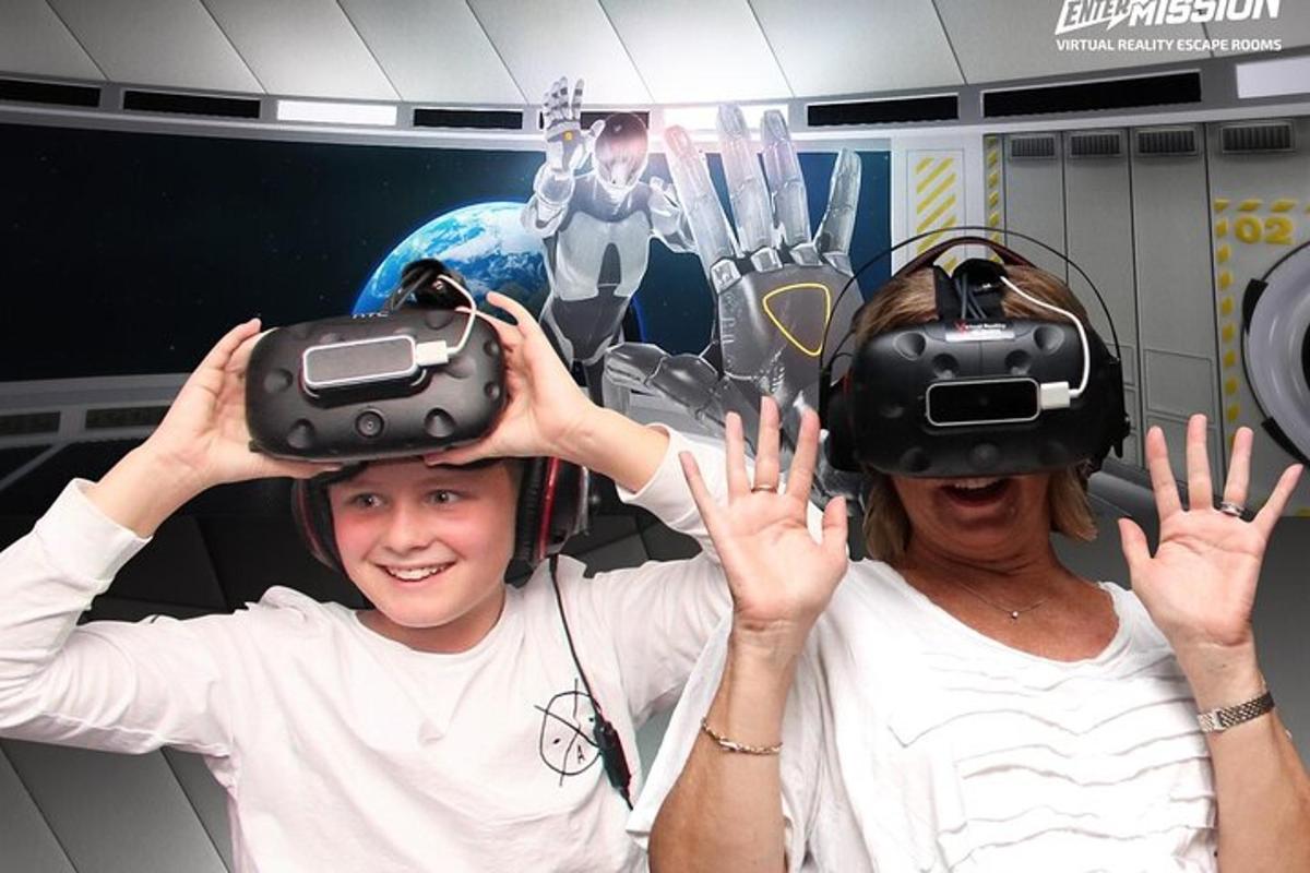 dva lidé s brýlemi pro virtuální realitu na hlavách