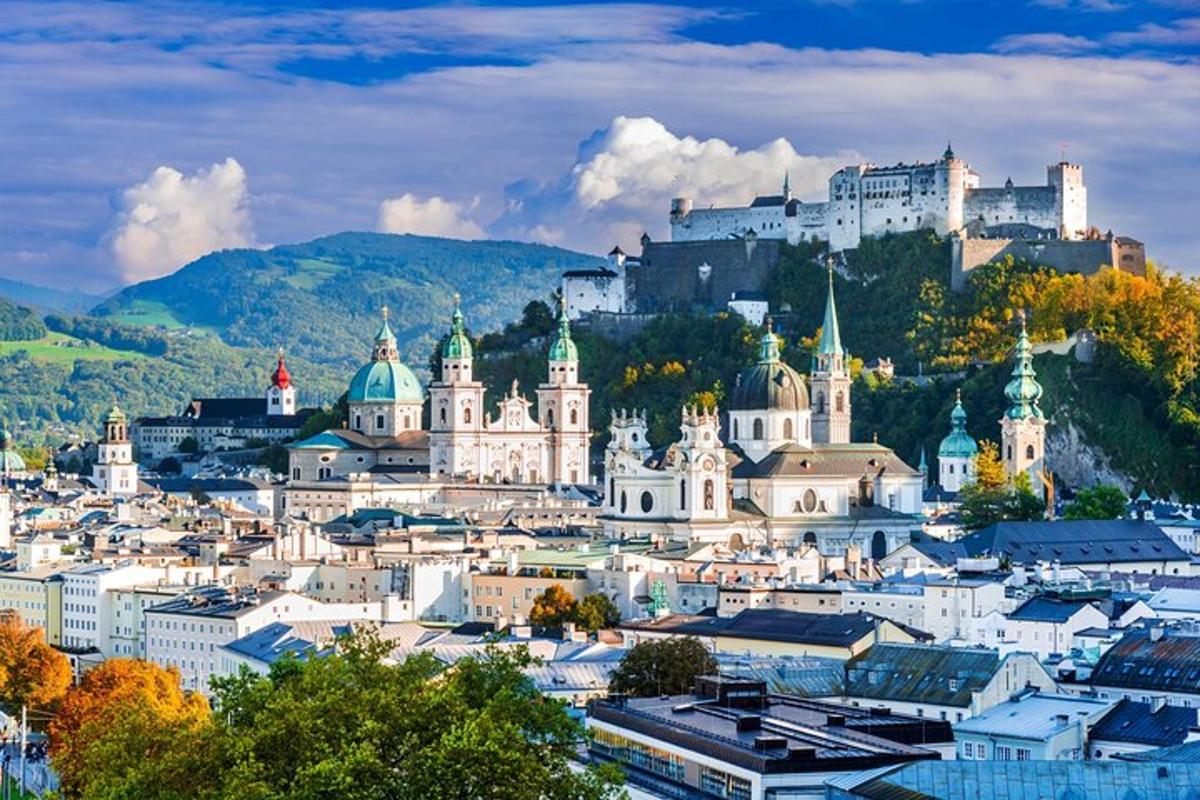 ein Blick auf eine Stadt mit einer Burg im Hintergrund