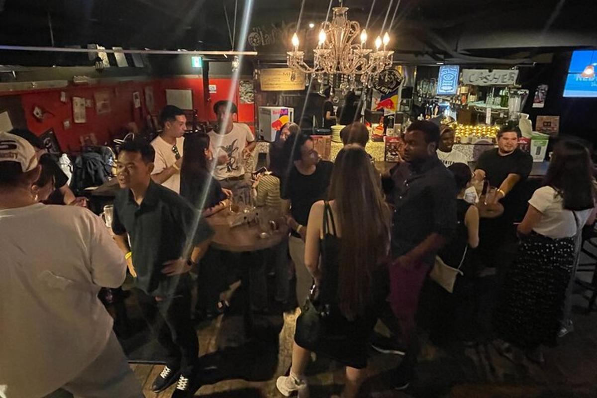 Un grupo de personas de pie en un bar