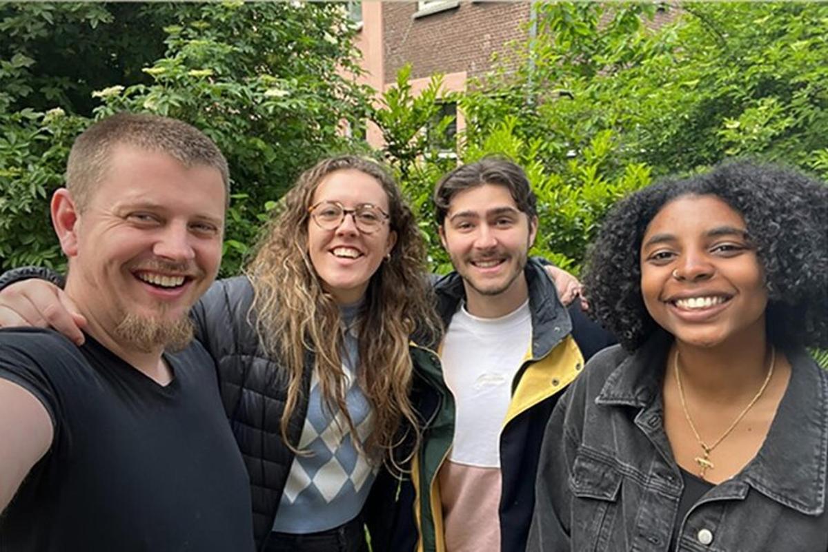 un gruppo di persone che posano per una foto