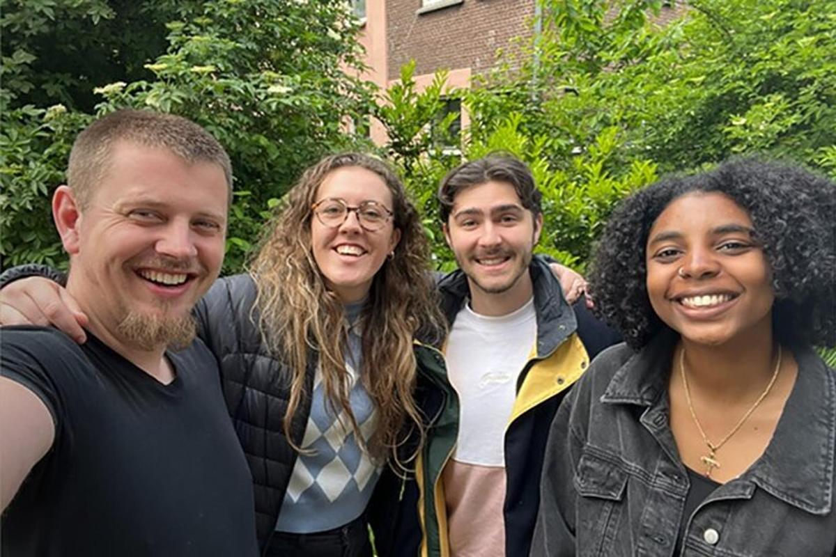 eine Gruppe von Menschen, die für ein Foto posieren