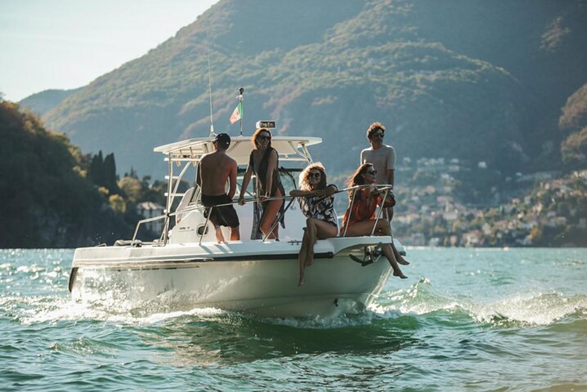 um grupo de pessoas em um barco na água
