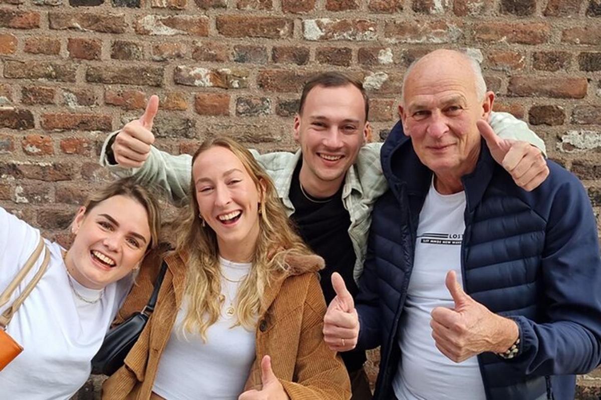 un gruppo di tre persone che fanno il segno del pollice in su