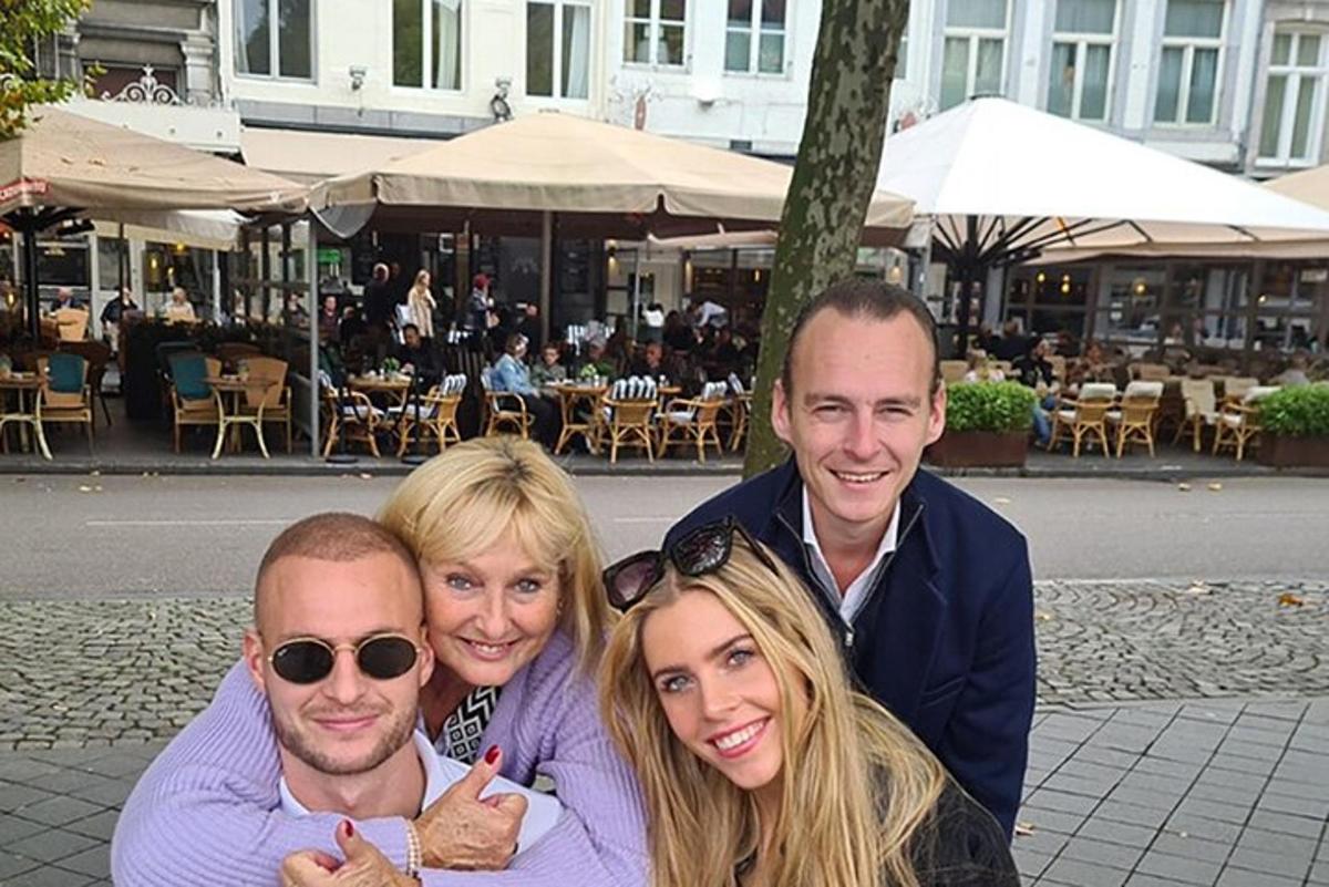 un gruppo di persone che posano per una foto