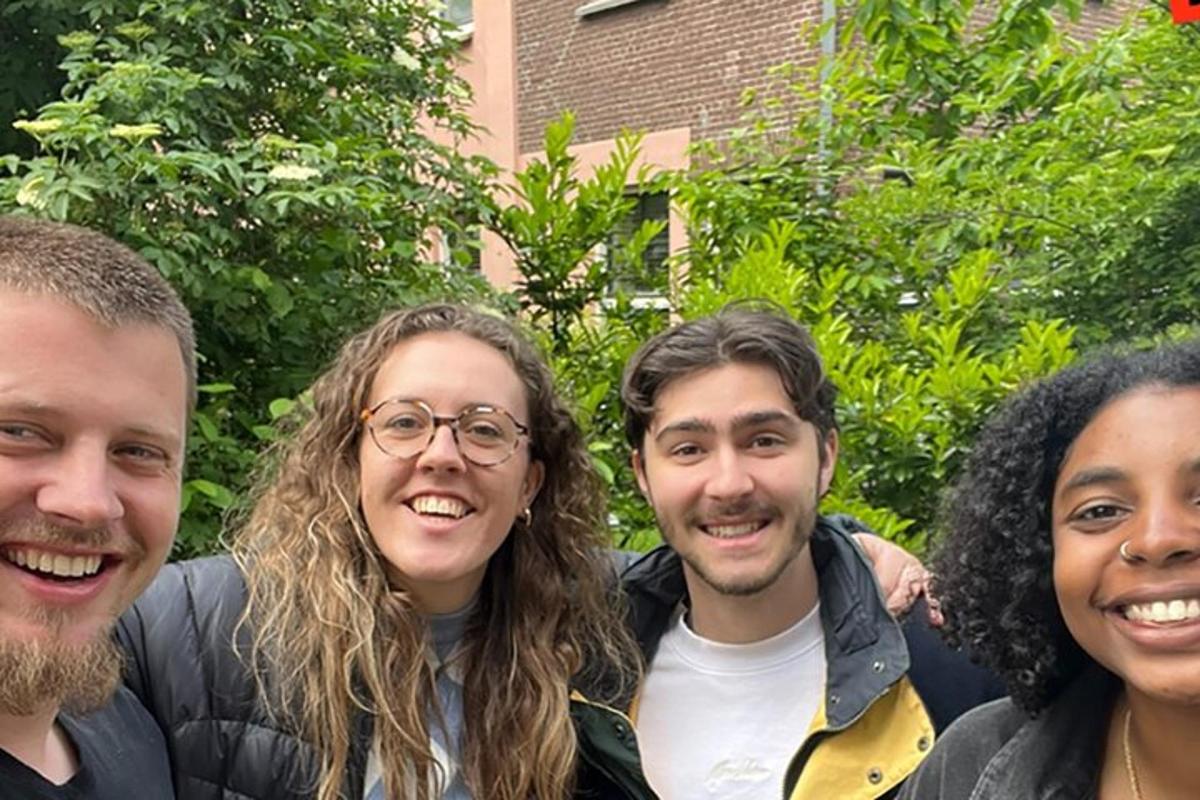 un gruppo di quattro persone che posano per una foto