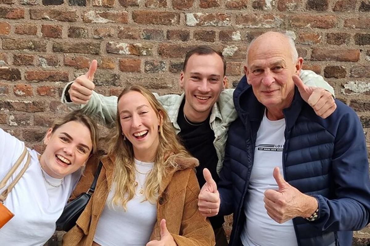 grupp inimesi näitab pöialt püsti