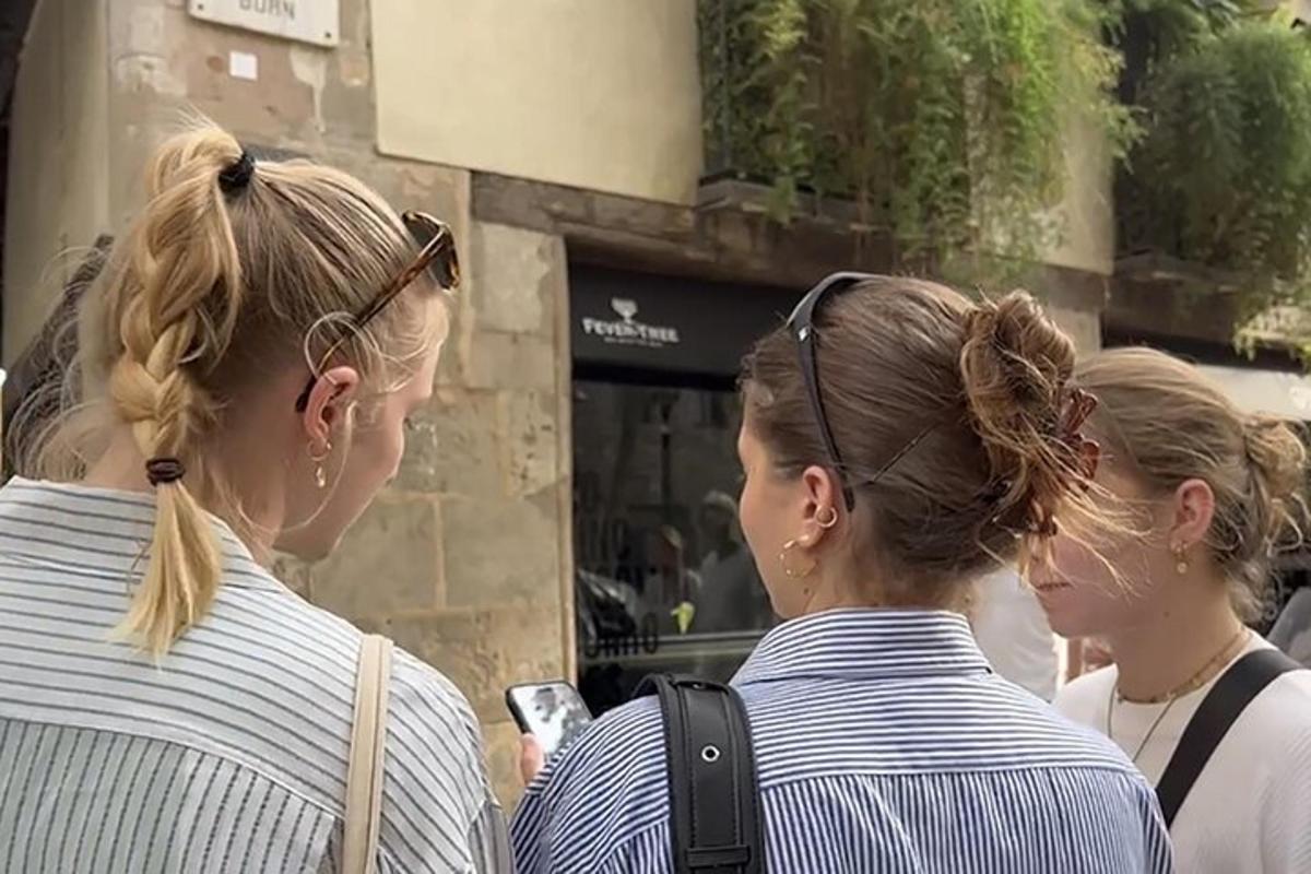 Dos mujeres paradas frente a una tienda