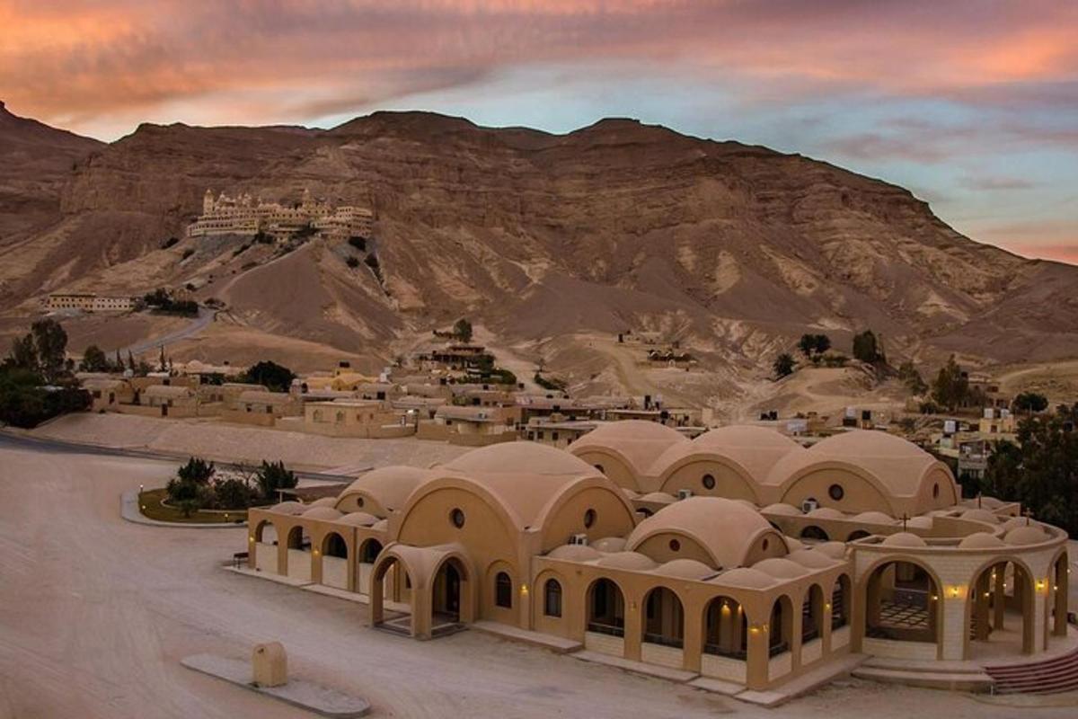 مبنى في وسط الصحراء مع جبل