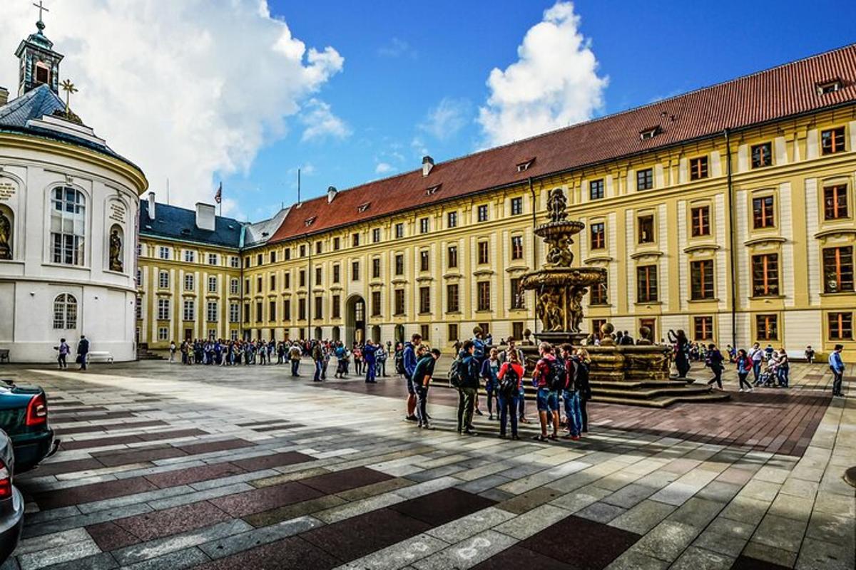 skupina lidí stojících před budovou