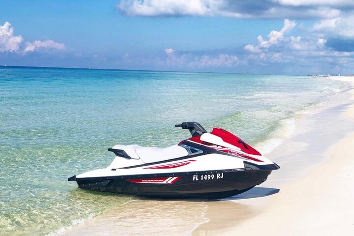 ookeani ääres rannas istuv jet ski