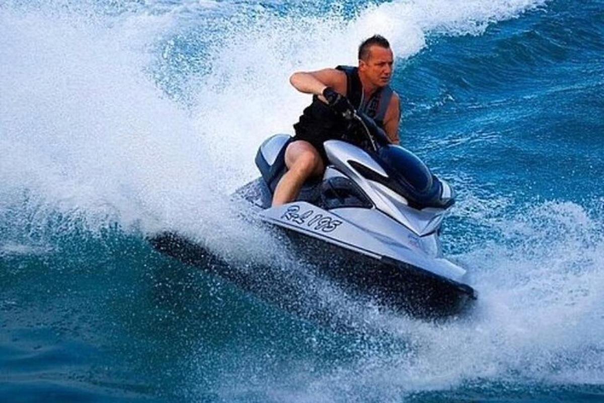 isang lalaking nakasakay sa jet ski sa tubig