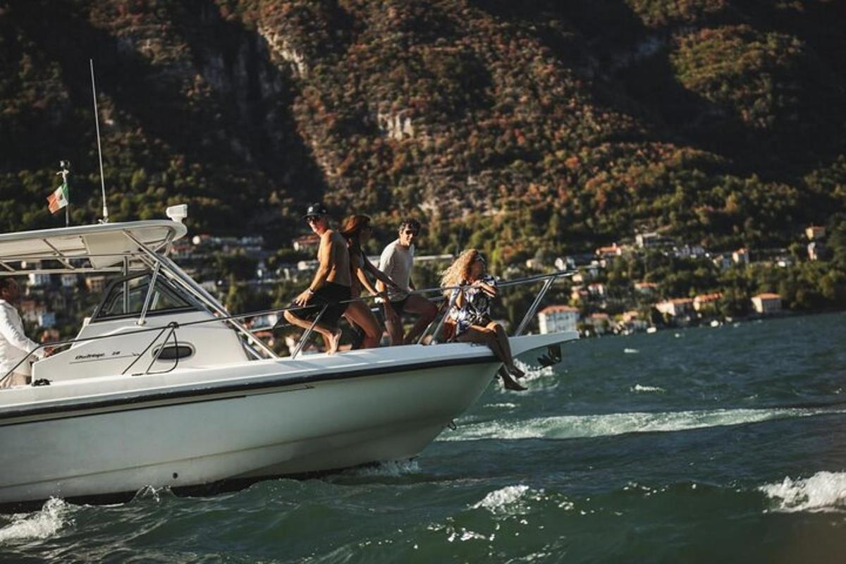 un grupo de personas en un barco en el agua