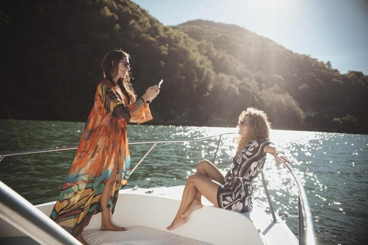 dos mujeres en un barco en el agua