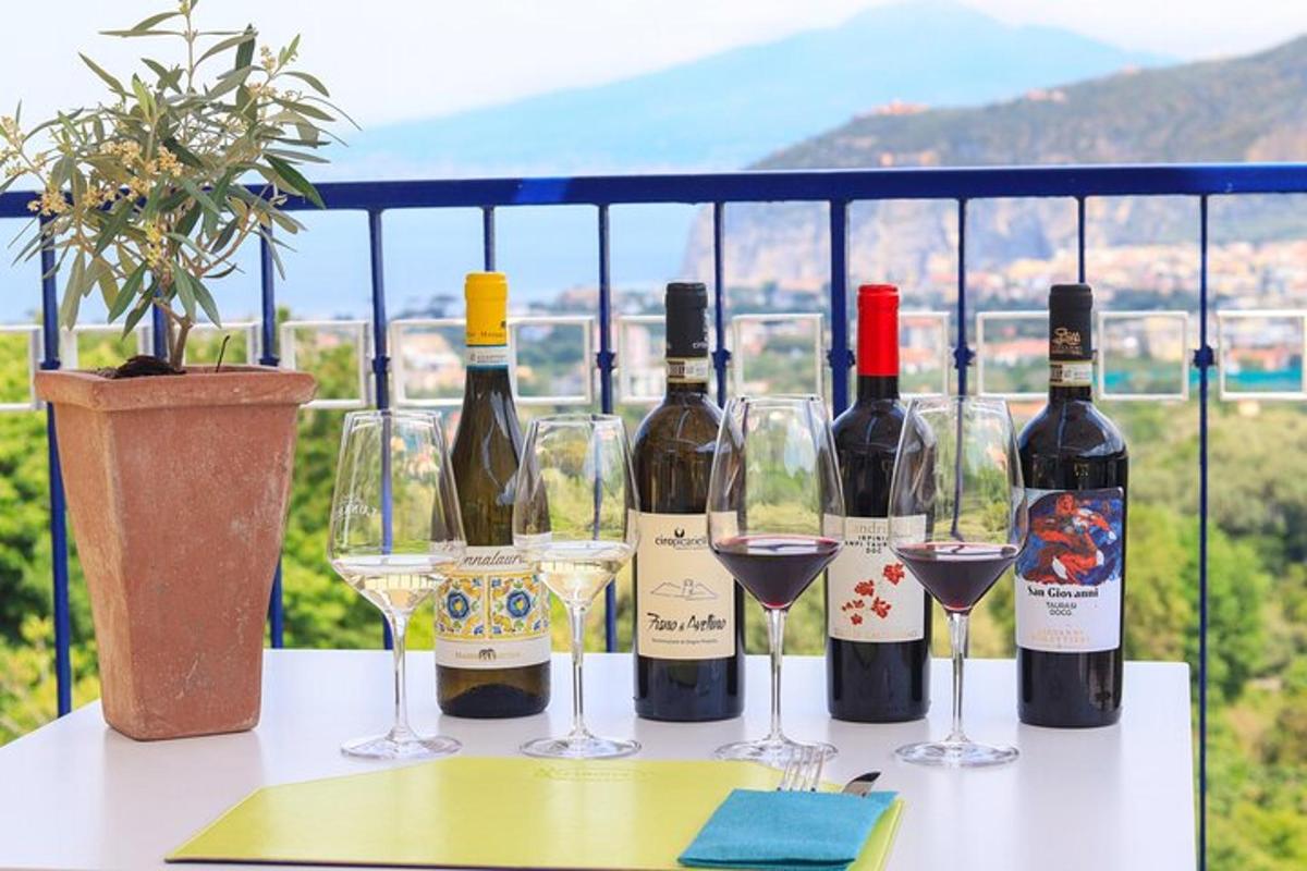 un gruppo di bottiglie di vino e bicchieri su un tavolo