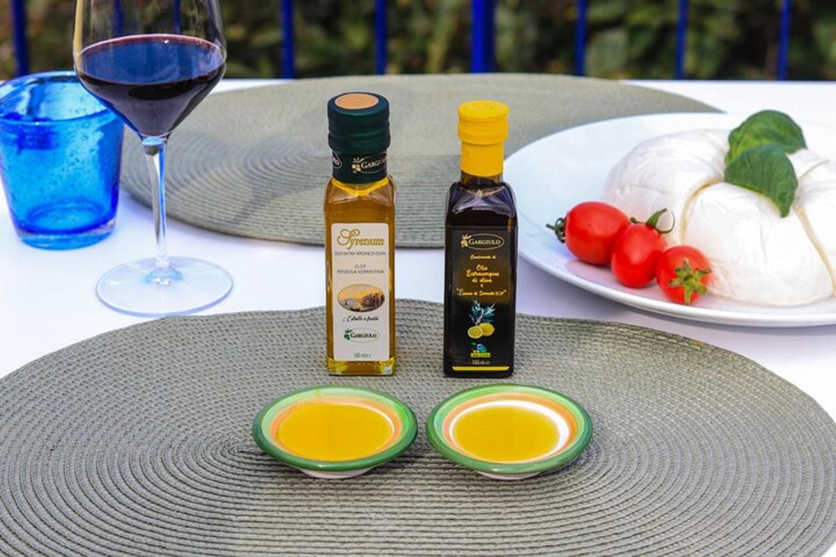 un tavolo con due bottiglie di vino e un piatto di cibo