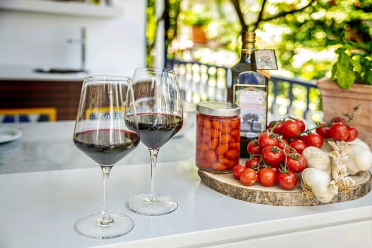 due bicchieri di vino appoggiati su un tavolo con delle verdure