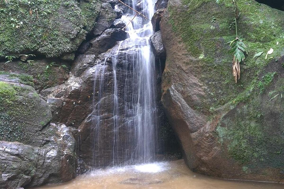 ein Wasserfall an der Seite eines Felsens
