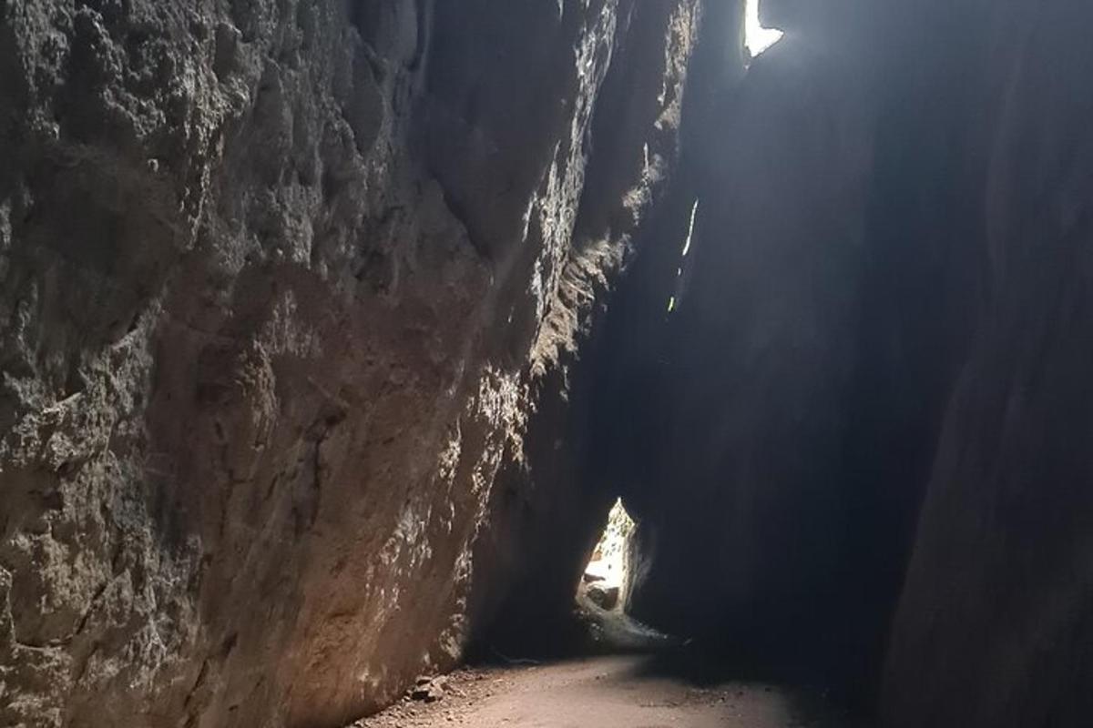 μια σκοτεινή σπηλιά με ένα φως στο τέλος της