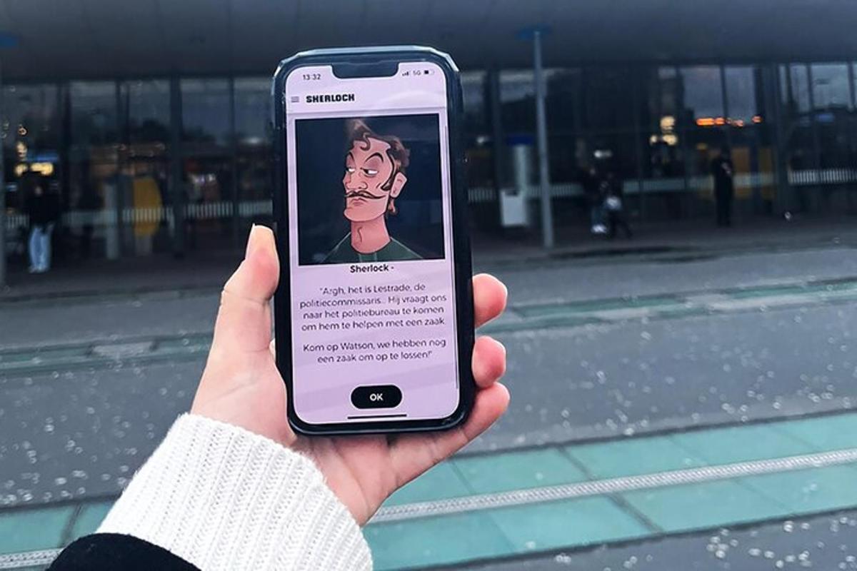 osoba držící mobilní telefon s fotografií na něm