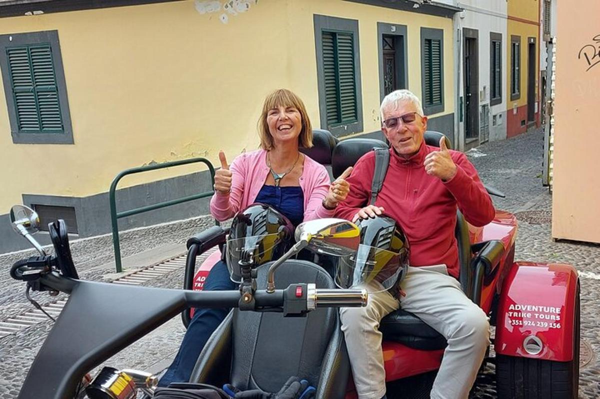 un uomo e una donna seduti su una motocicletta