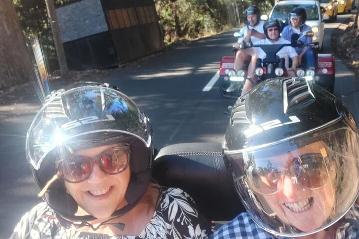 due persone in sella a una motocicletta con il casco