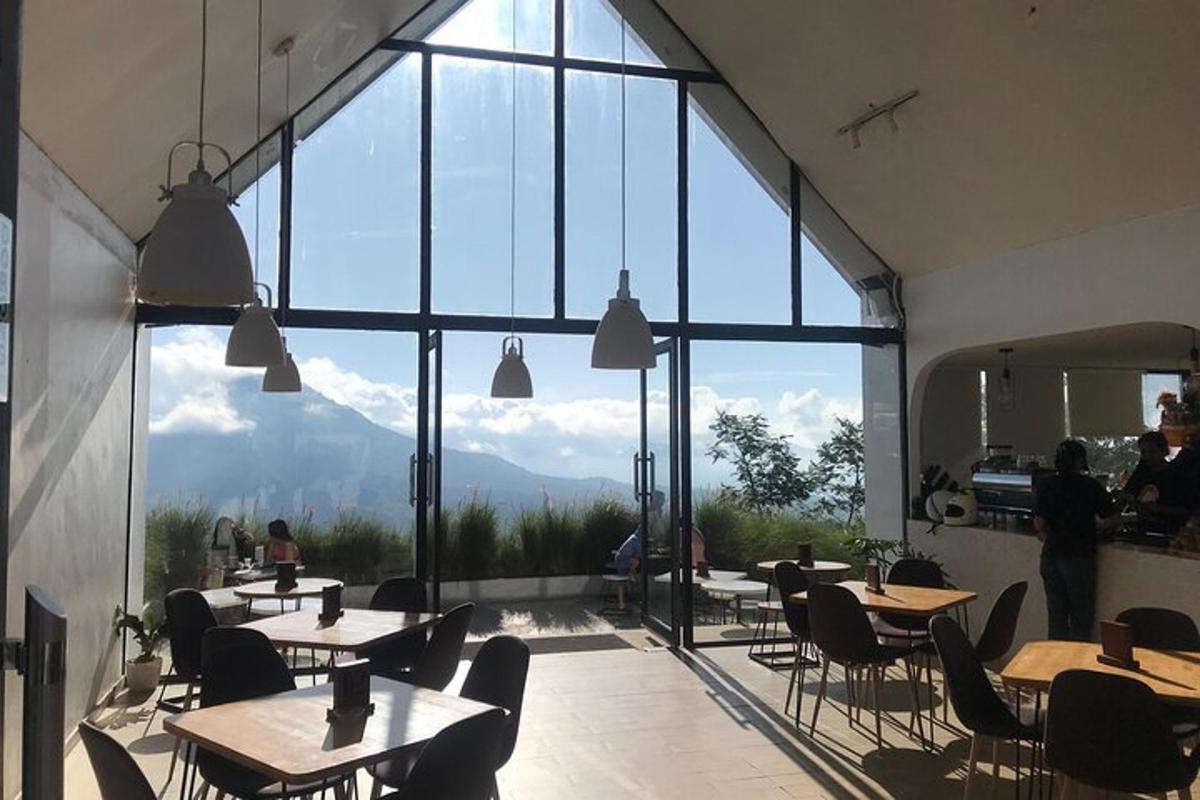 restaurace se stoly a židlemi a velkými okny