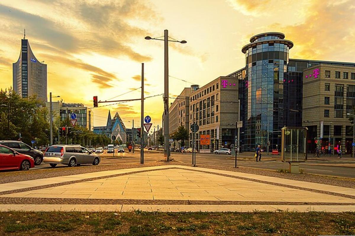 egy város, ahol autók parkolnak egy épületekkel teli utcán