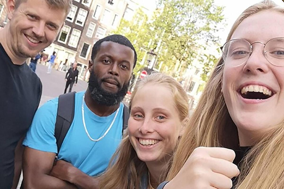 skupina lidí pózujících pro fotografii