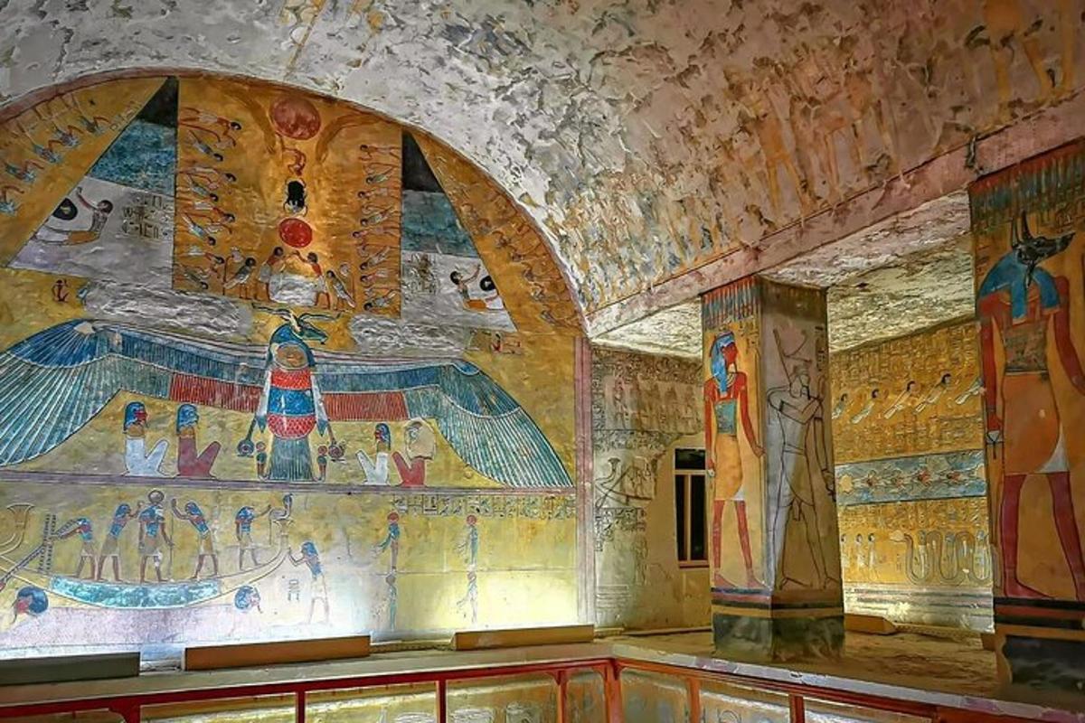 ein Raum mit Mosaiken an den Wänden eines Gebäudes