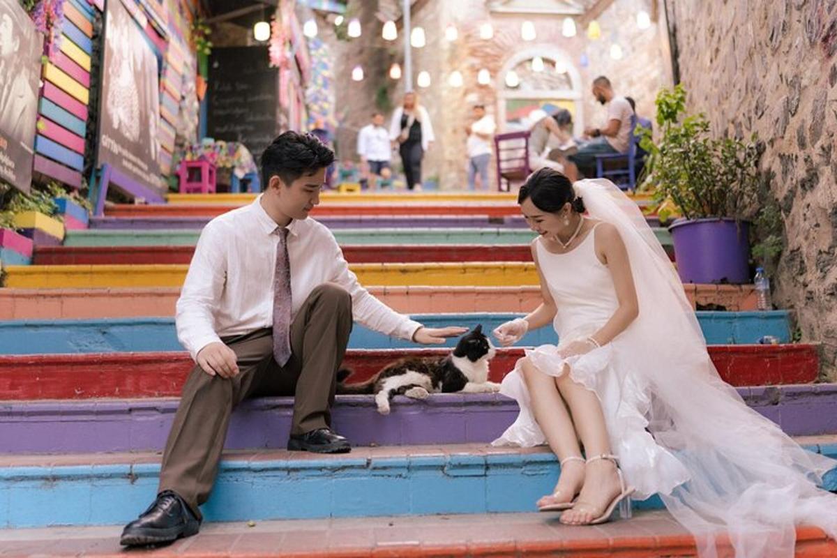 una sposa e uno sposo seduti sui gradini con un cane