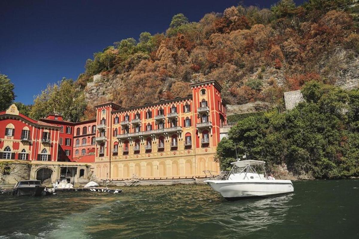 um barco na água em frente a um grande edifício