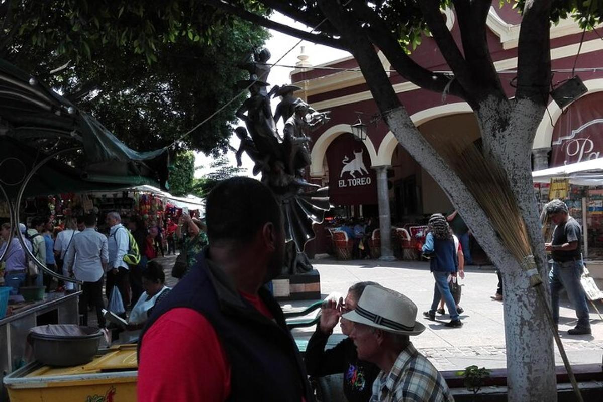 Un hombre y una mujer de pie en un mercado callejero
