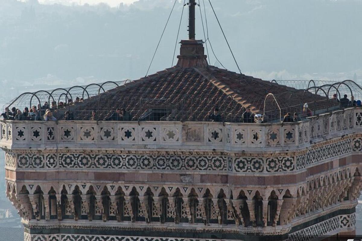 un grande edificio con persone in piedi sul tetto