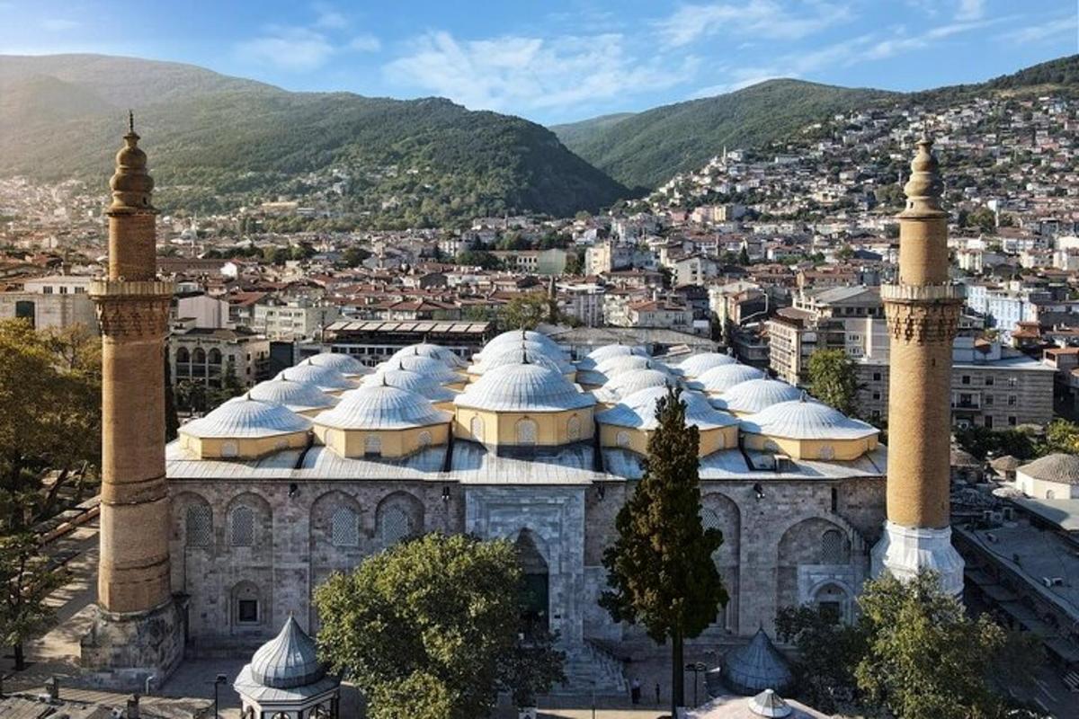 eine Gruppe von Moscheen mit einer Stadt im Hintergrund