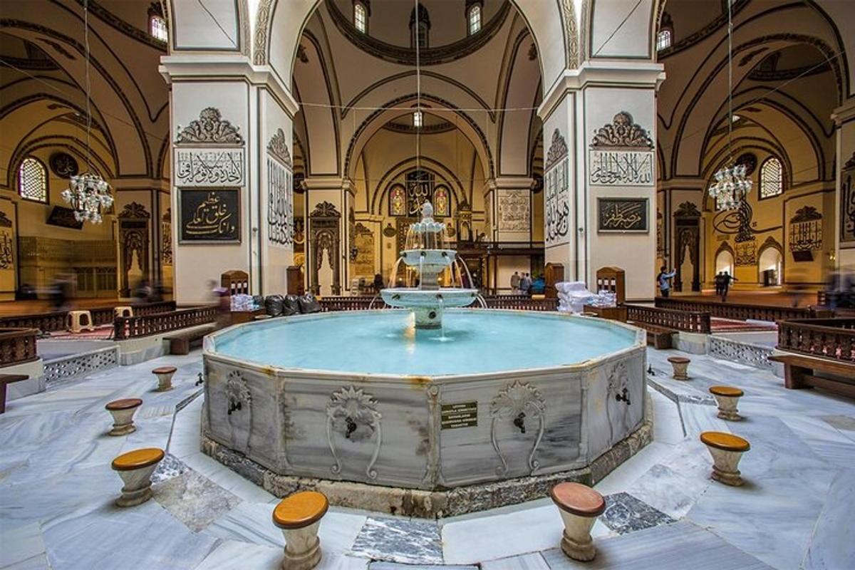 ein großes Gebäude mit einem Brunnen in der Mitte