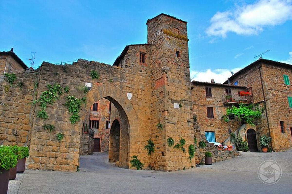 un gran edifici de maó amb un arc en un edifici