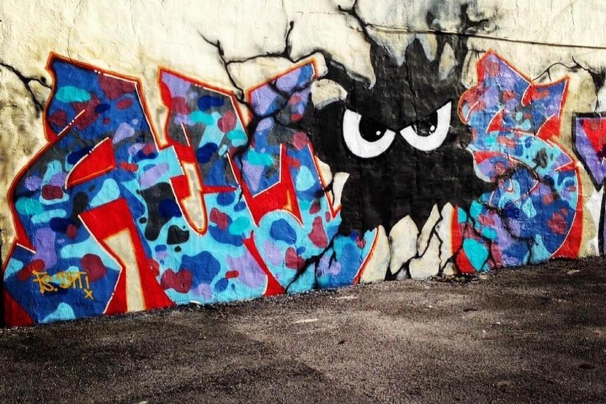 Una pared con algunos grafitis