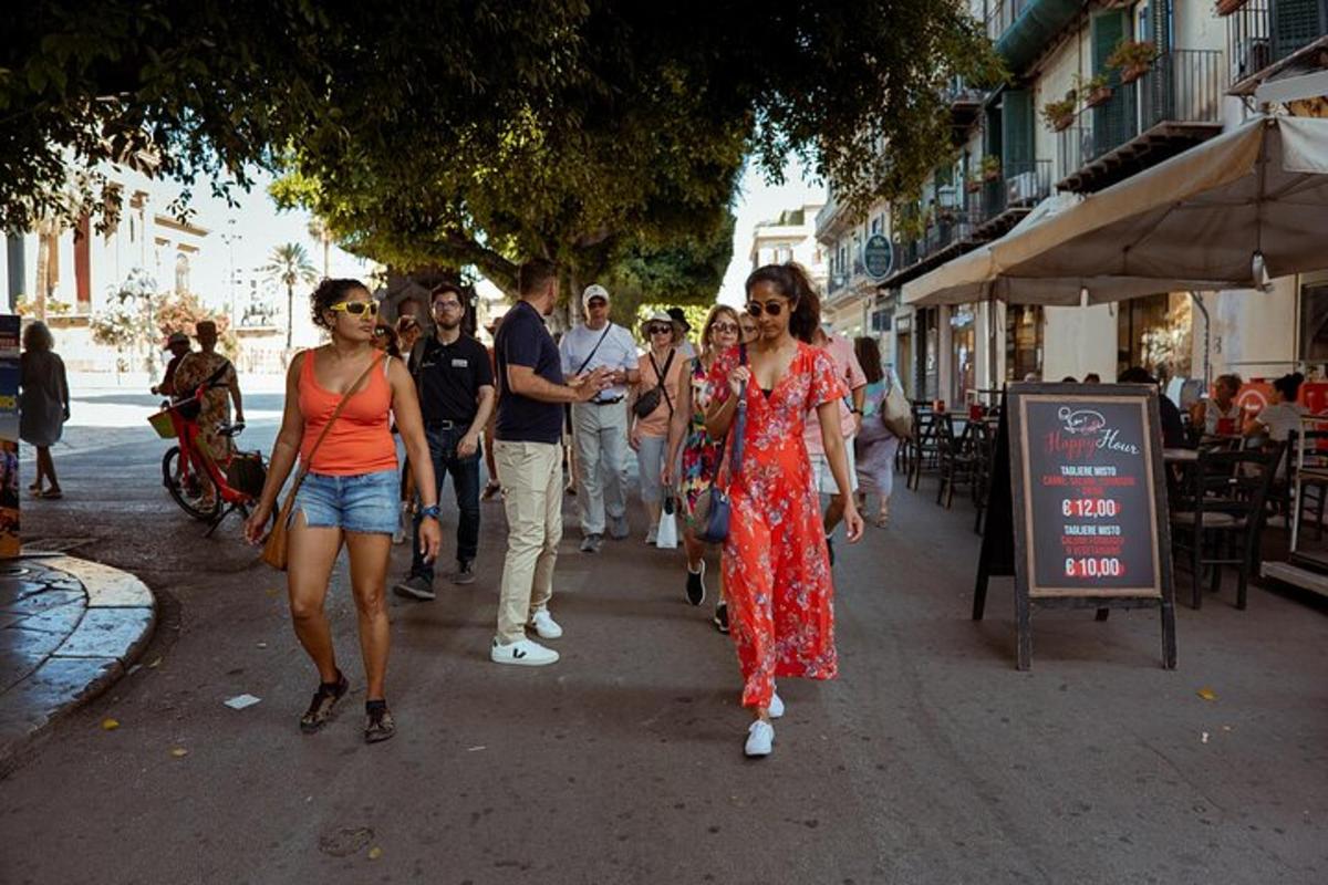 un groupe de personnes marchant dans une rue de la ville