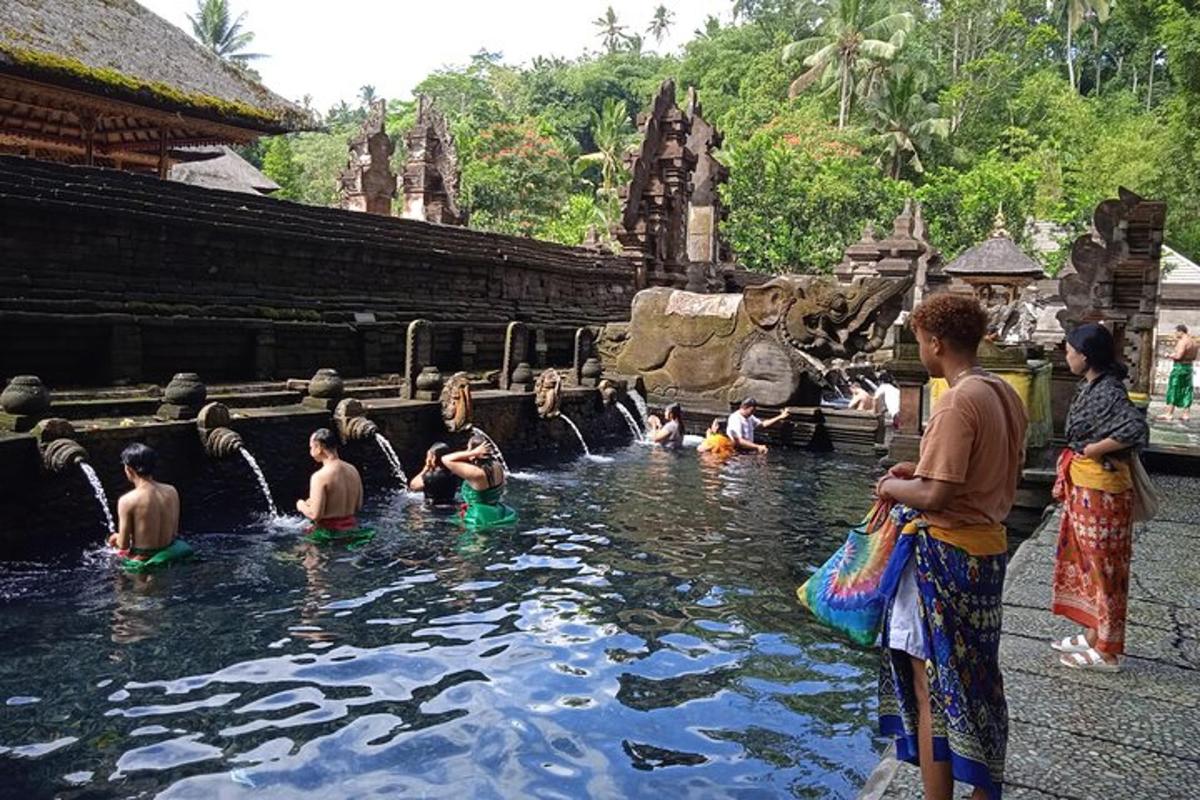 un grup de persones a l'aigua d'un temple