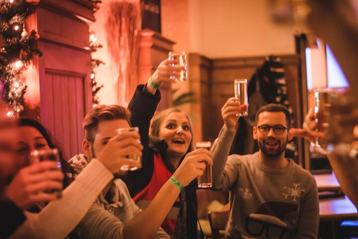 un grup de persones sostenint els seus telèfons mòbils