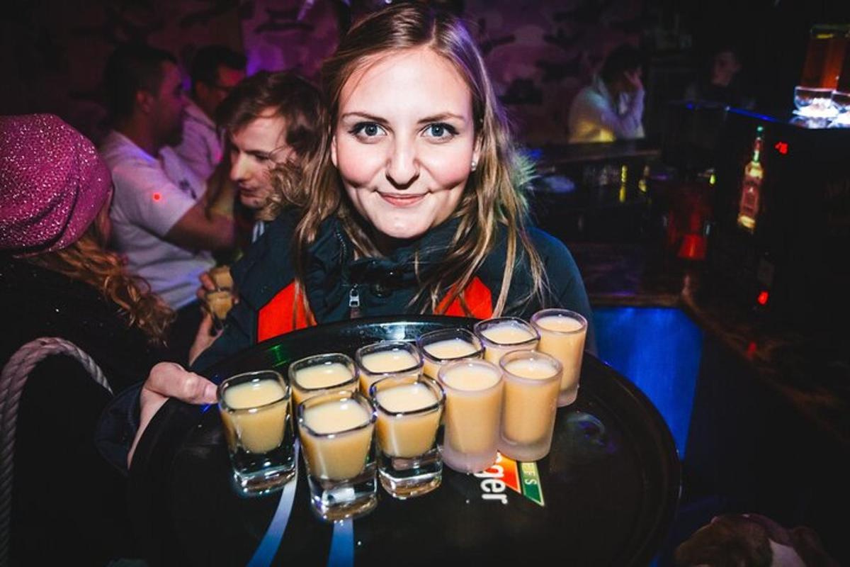 kona heldur á bakka með tólf bjórglösum