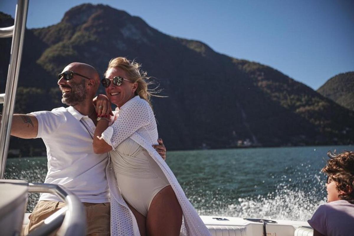 ein Mann und eine Frau auf einem Boot auf dem Wasser